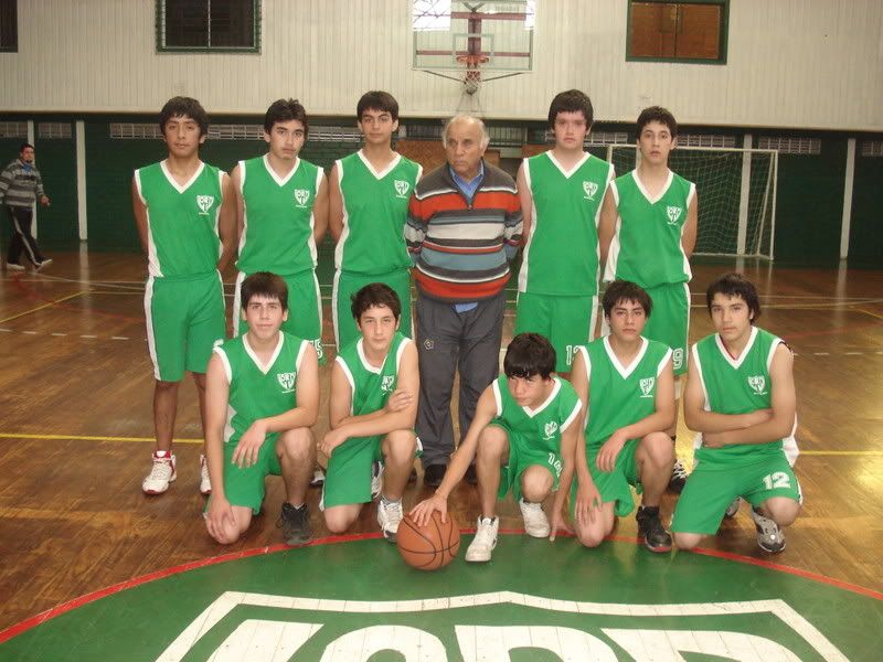 [FOTO DE UN PLANTEL DE BÁSQUETBOL MENORES (COLOR)]