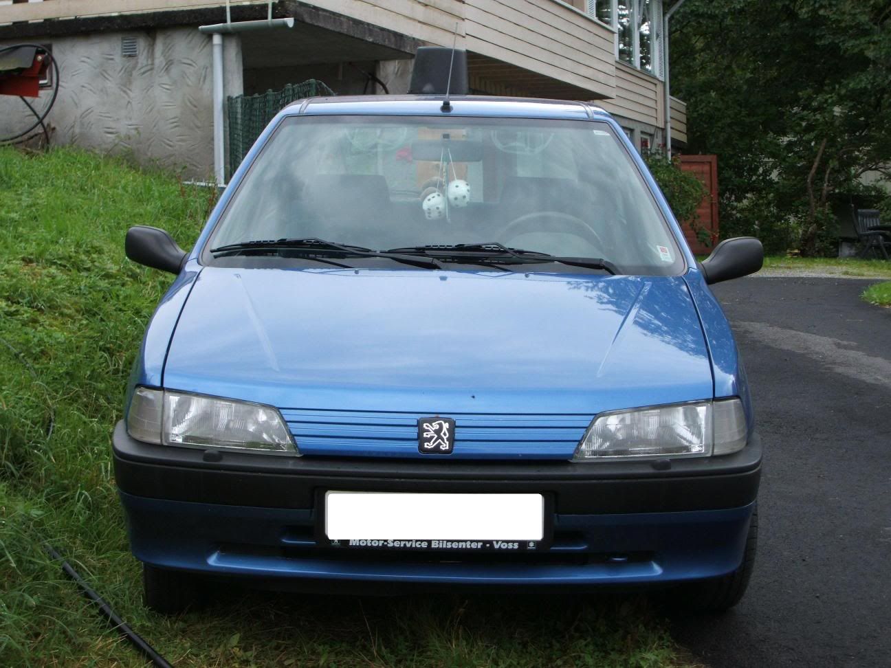 Peugeot106front-utenskilt.jpg