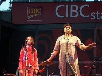 Rosina of Lal, with guest vocalist @ Harbourfront, CIBC stage (Toronto, Ontario), August 5, 2004: photo by Mike Ligon