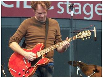 Kevan Byrne of King Cobb Steelie @ Harbourfront (Toronto, Ontario), part of the Gobsmacked festival, Sunday August 29, 2004: photo by Mike Ligon