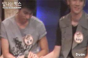 jongkeyhandholding