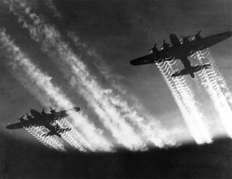 B-17_Flying_Fortresspropcontrails.jpg