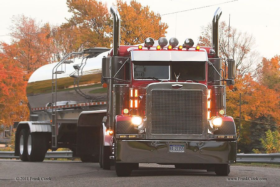 IMAGE: http://img.photobucket.com/albums/v218/PhotosGuy/2011%20Misc/2002-Peterbuilt_MLTTrucking_0065.jpg