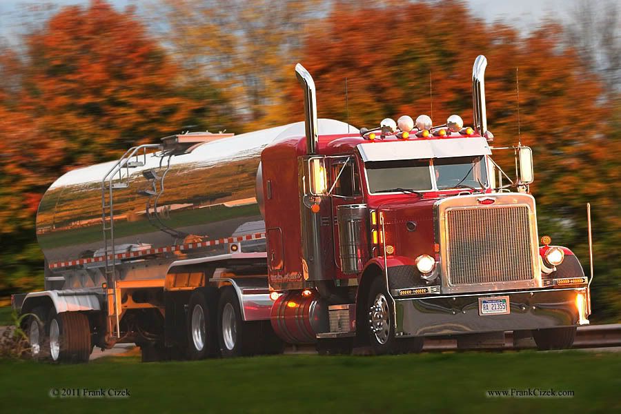 IMAGE: http://img.photobucket.com/albums/v218/PhotosGuy/2011%20Misc/2002-Peterbuilt_MLTTrucking_0069.jpg