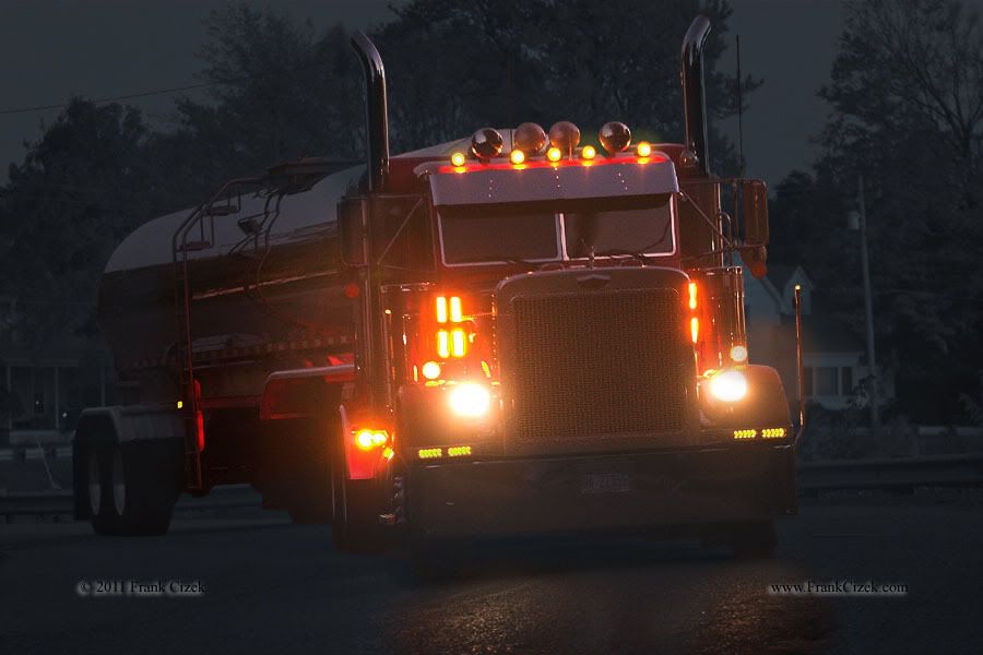 IMAGE: http://img.photobucket.com/albums/v218/PhotosGuy/2011%20Misc/2002-Peterbuilt_MLTTrucking_0117.jpg