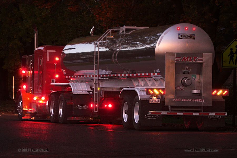 IMAGE: http://img.photobucket.com/albums/v218/PhotosGuy/2011%20Misc/2002-Peterbuilt_MLTTrucking_0123.jpg