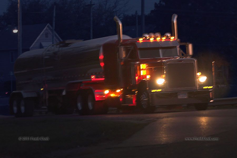 IMAGE: http://img.photobucket.com/albums/v218/PhotosGuy/2011%20Misc/2002-Peterbuilt_MLTTrucking_0129.jpg