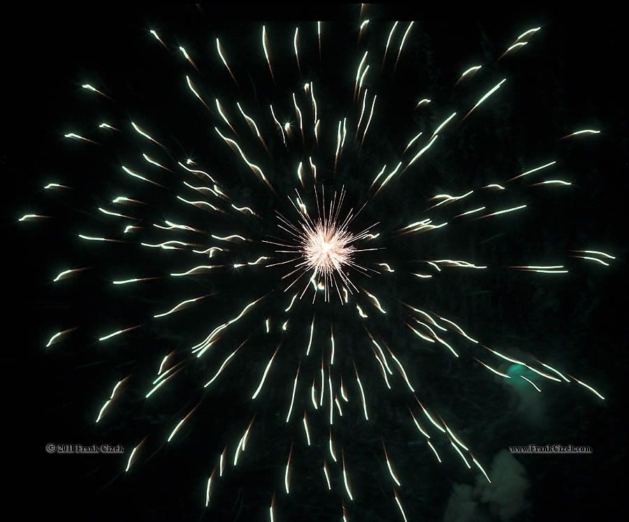 IMAGE: http://img.photobucket.com/albums/v218/PhotosGuy/2011%20Misc/Fireworks_experimental_7-2-11_2744.jpg