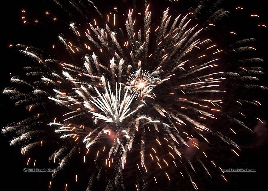 IMAGE: http://img.photobucket.com/albums/v218/PhotosGuy/2011%20Misc/Fireworks_experimental_7-2-11_2755.jpg