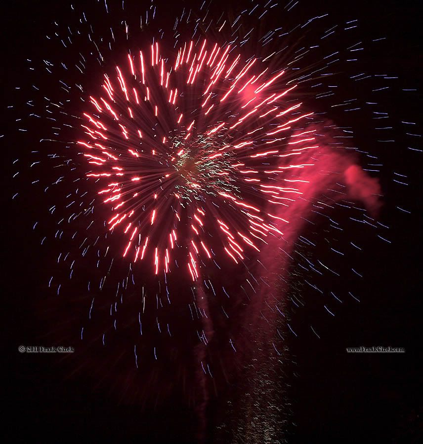 IMAGE: http://img.photobucket.com/albums/v218/PhotosGuy/2011%20Misc/Fireworks_experimental_7-2-11_2772.jpg