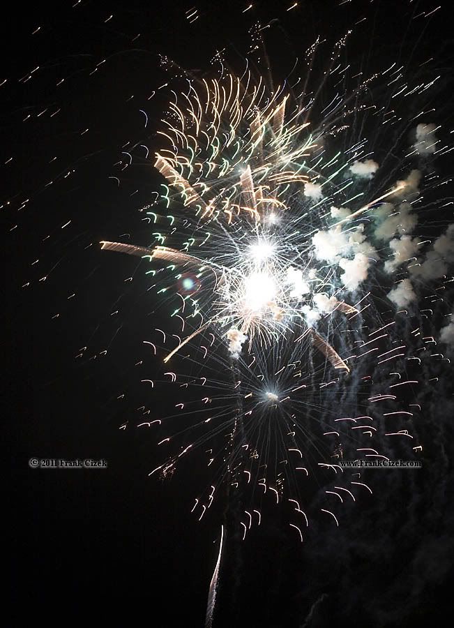IMAGE: http://img.photobucket.com/albums/v218/PhotosGuy/2011%20Misc/Fireworks_experimental_7-2-11_2789.jpg