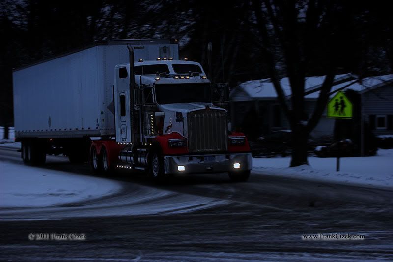 IMAGE: http://img.photobucket.com/albums/v218/PhotosGuy/2011%20Misc/Trucks_1-24-11_1701-1.jpg?t=1296613957