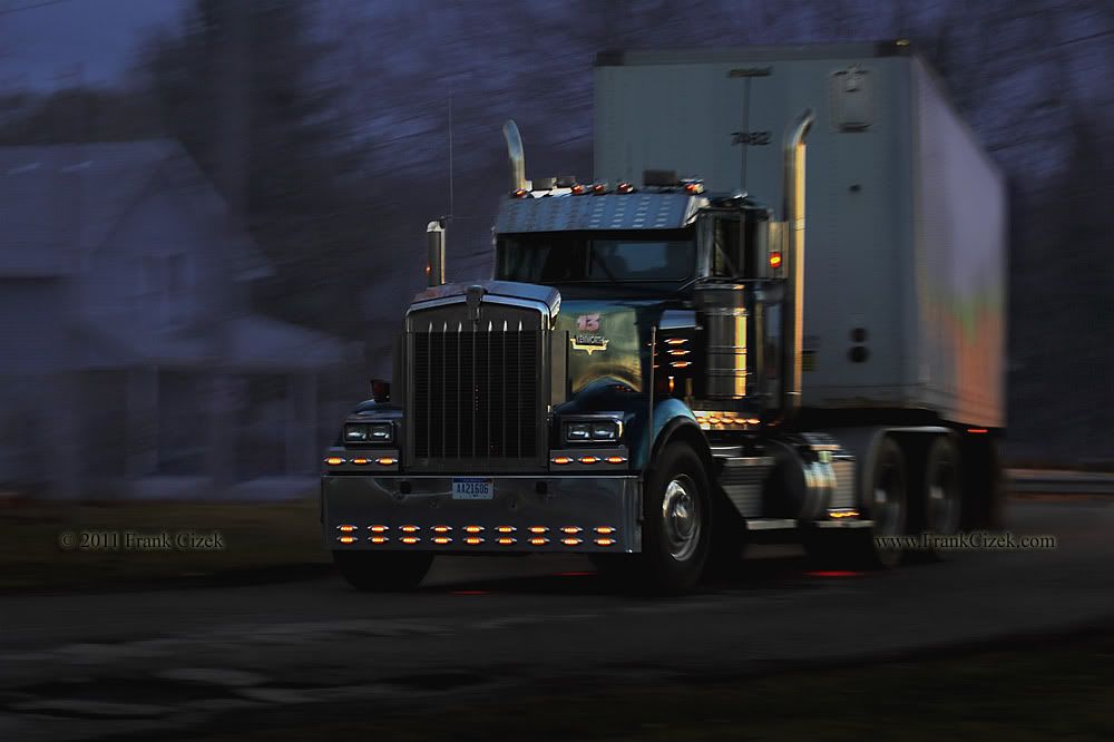 IMAGE: http://img.photobucket.com/albums/v218/PhotosGuy/2011%20Misc/Trucks_2-18-11_1877-02.jpg