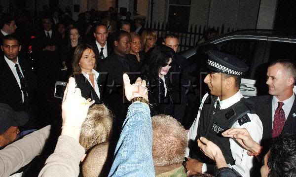 MichaeljacksonInLondon112006-071.jpg