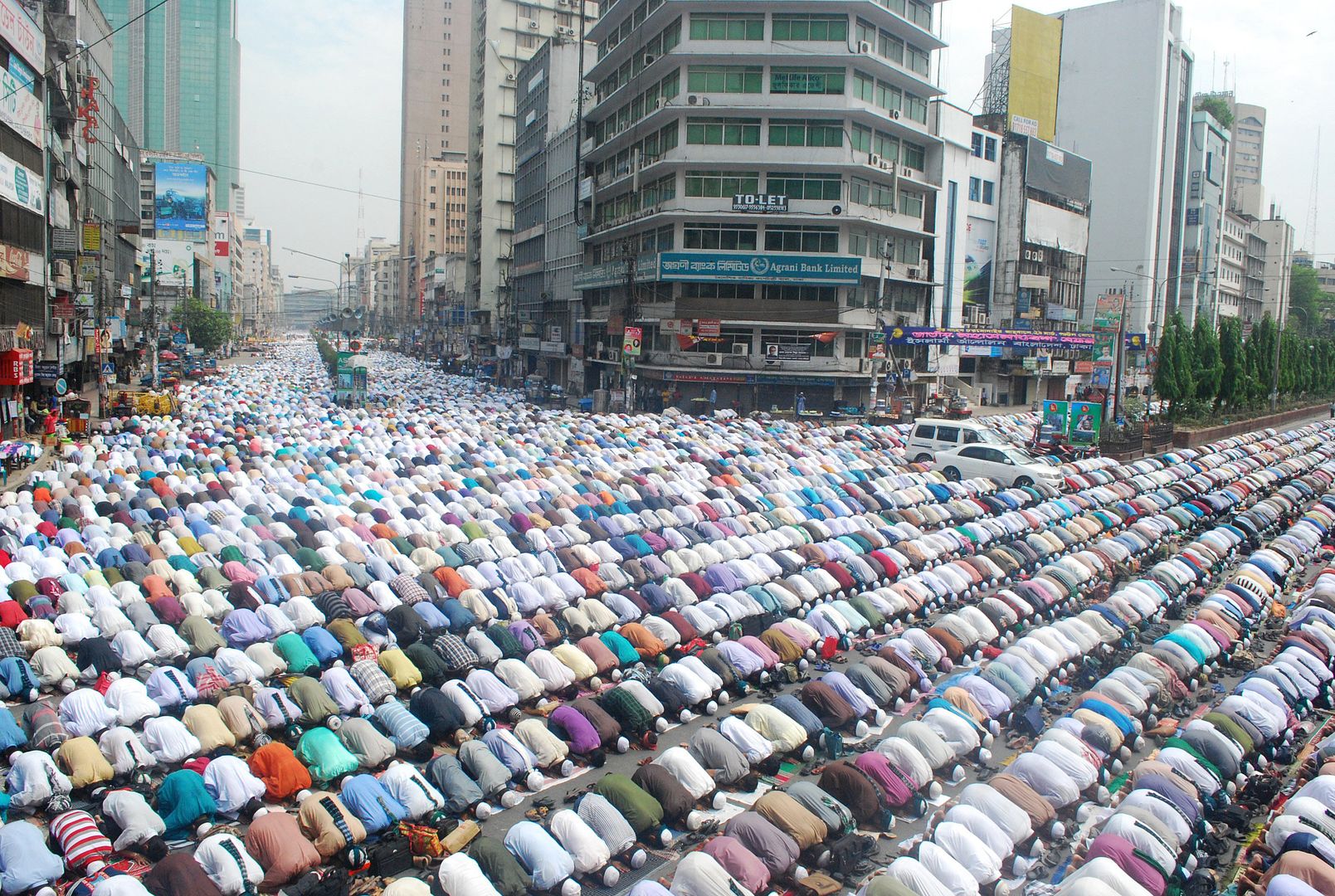 Muslim-men-pray-in-the-st-001_zpsnuennlsb.jpg
