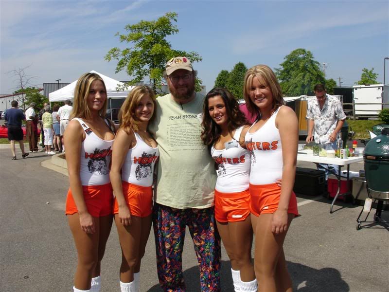 hootersgirls.jpg