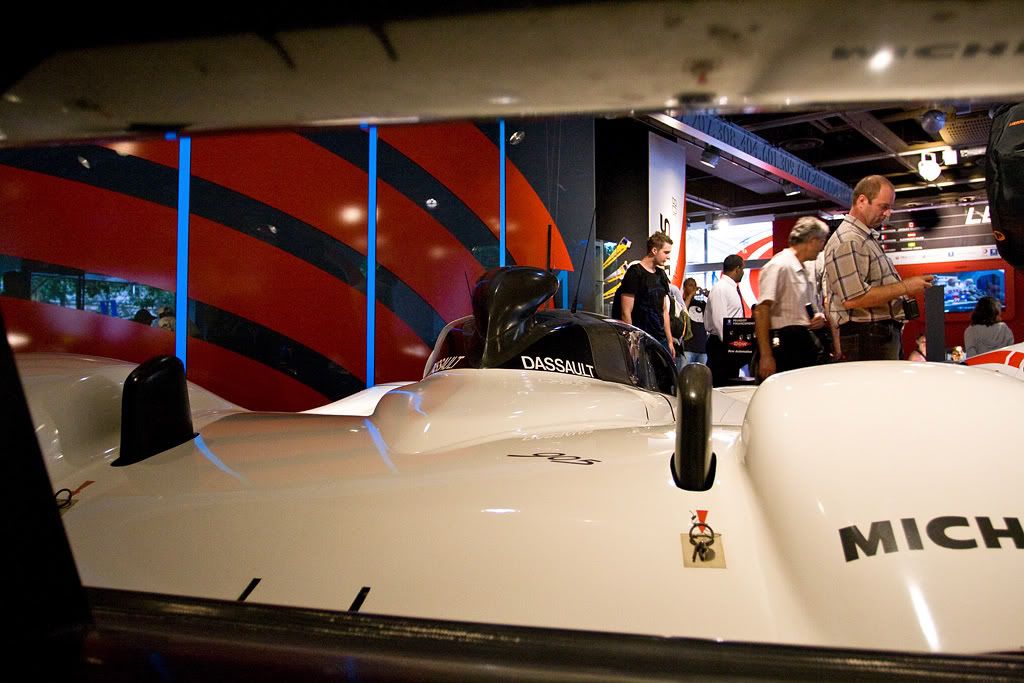 IMAGE: http://img.photobucket.com/albums/v222/gheb88/Paris%20and%20Krakow%202008/IMG_0904w.jpg