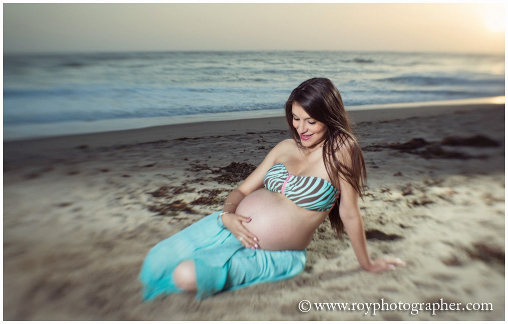 maternity photo in the beach