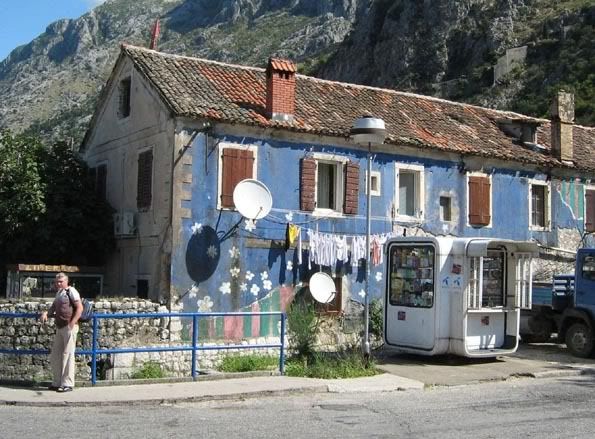 синий домик