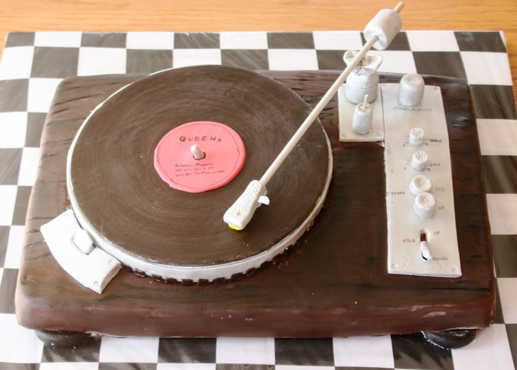 Record_player_cake.jpg