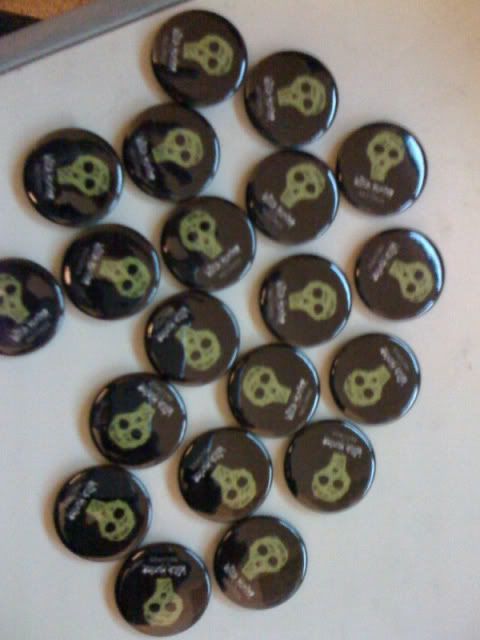 http://img.photobucket.com/albums/v236/fuzzrockerrock/WHbadges.jpg