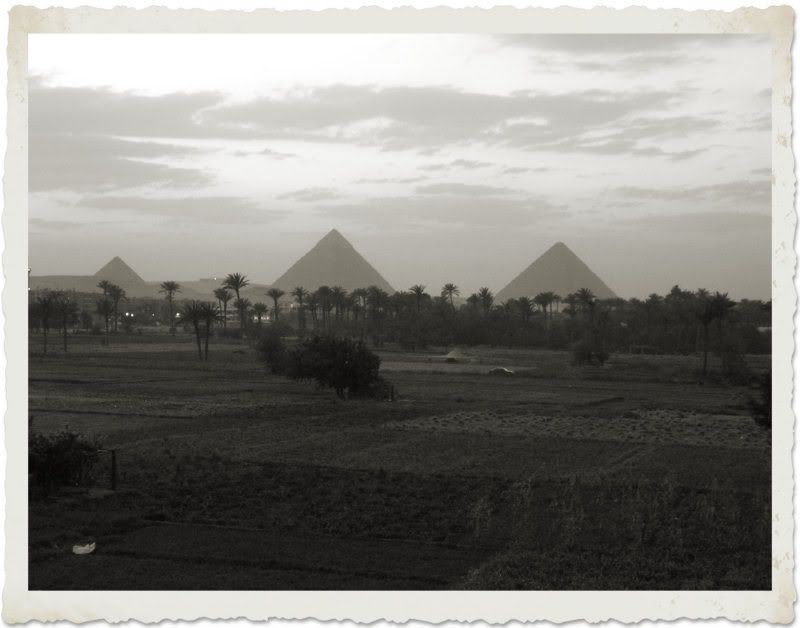 http://img.photobucket.com/albums/v237/flieger/Egypt/Giza_pyramides_dusk.jpg