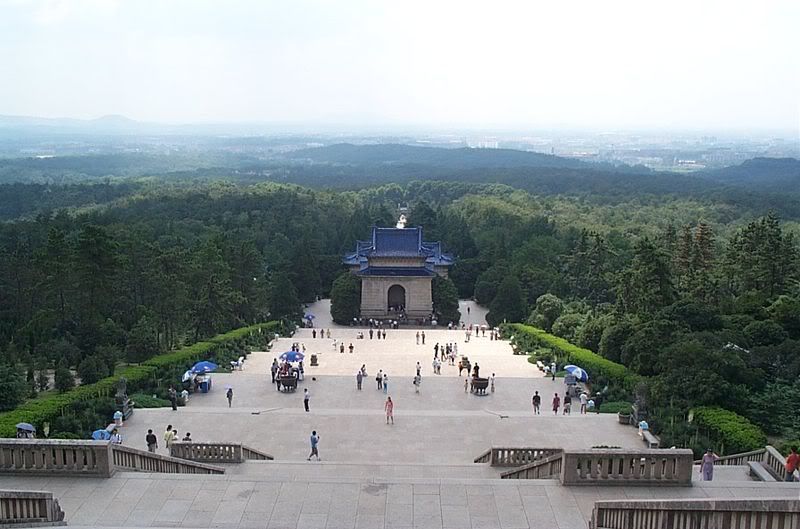 800px-Sun_Yat-sen_Mausoleum.jpg picture by DoctorX