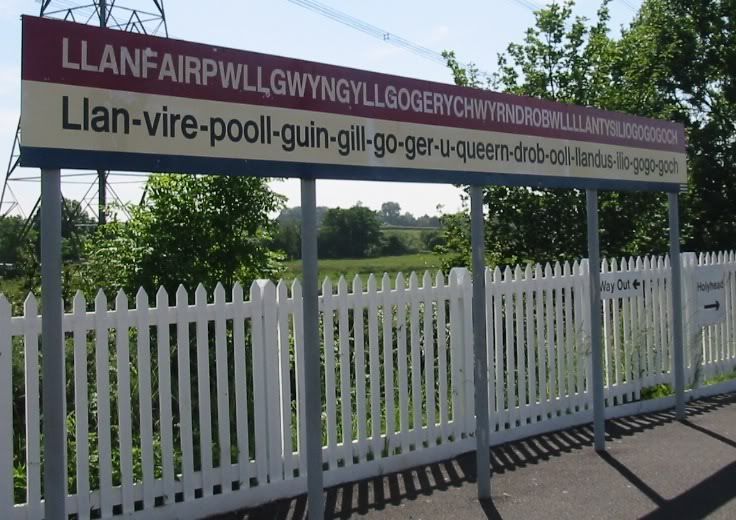 Llanfairpwllgwyngyllgogerychwyrndrobwllllantysiliogogogoch. photo: Llanfairpwllgwyngyllgogerychwyrndrobwllllantysiliogogogoch, Wales sign Llanfairpwllgwyngyllgogerychwyrndro.jpg