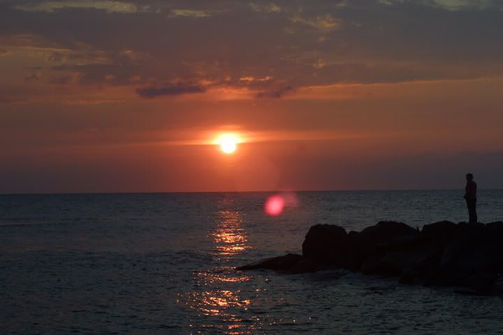 IMAGE: http://img.photobucket.com/albums/v244/ChrisACR/Skyshots/sunsetbeach4.jpg