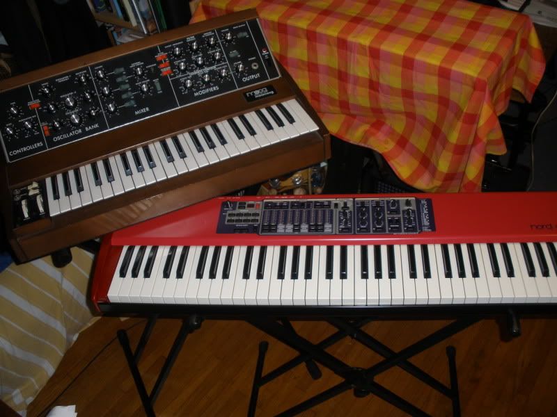 Do You Play LH Bass On Another Keyboard? (Ergonomics Solution) Keys