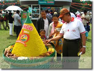 tumpeng di festival jajanan bango