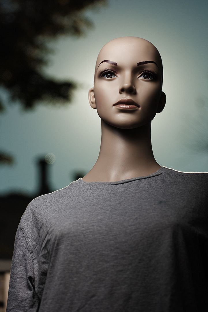 IMAGE: http://img.photobucket.com/albums/v246/ozzie_photography/Portrait/4C3R1557.jpg