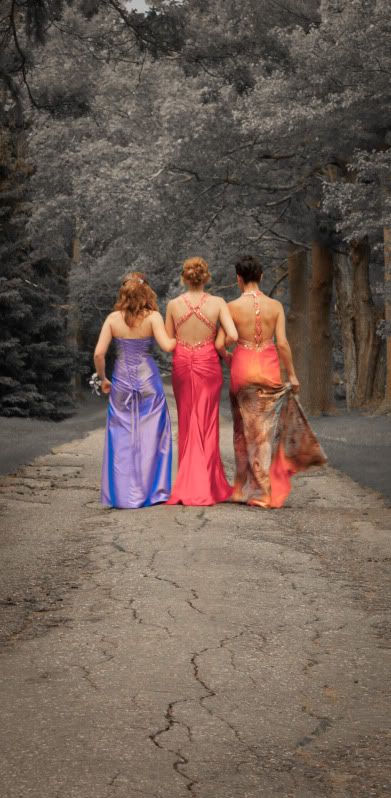 IMAGE: http://img.photobucket.com/albums/v247/12Rogues/rachel-prom-21of1-65.jpg