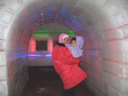 Lia dan Aisyah di terowongan es