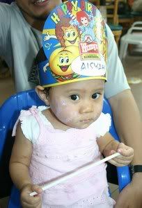 Aisyah pake topi pesta