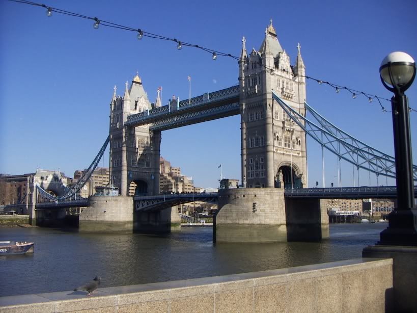it still amuses me that you americans bought London Bridge off of us thinking it was Tower Bridge. Hilarious.
