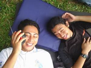 Foens dengerin radio, aihh gayanya Mirzha asiq banged gitu looh
