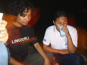 Alariyx ga tau ngapain, Foens menikmati kopi