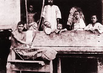 Family watching man polishing a cloth.