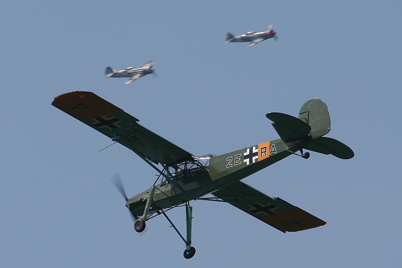 http://img.photobucket.com/albums/v249/gspinks/2006/Airshows/La%20Ferte%20Alais%20-%203rd%20June/Part%202/LaFerteAlaisA2_536.jpg
