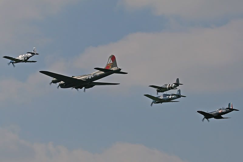 http://img.photobucket.com/albums/v249/gspinks/2006/Airshows/La%20Ferte%20Alais%20-%203rd%20June/Part%202/LaFerteAlaisA2_863.jpg
