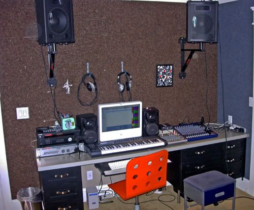 http://img.photobucket.com/albums/v249/mikey_s-tupid/desk.jpg