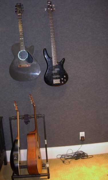 http://img.photobucket.com/albums/v249/mikey_s-tupid/guitars2.jpg