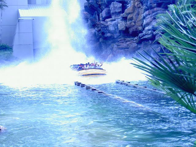 AboatsplashesdownontheJurassicParkR.jpg