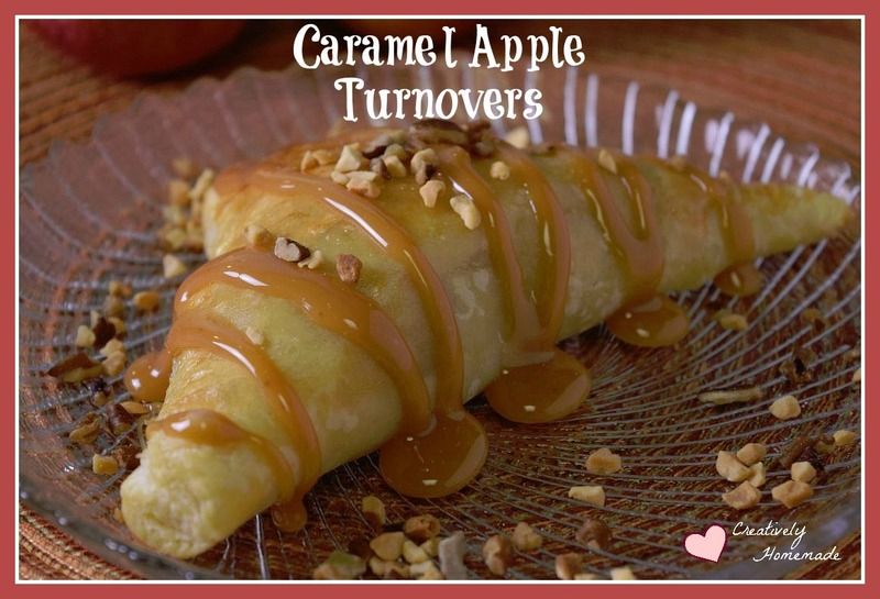 Love the combination of caramel and apples? This caramel apple turnovers recipe features tender apples, gooey caramel, all wrapped in flaky goodness. What's not to love? #caramelapples #recipe