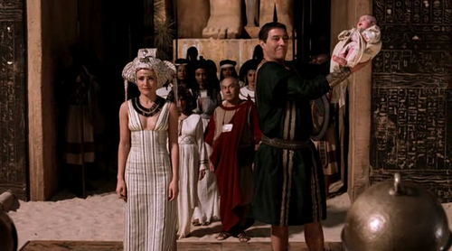 Rome 01x08. Desconocía la pasión de los egipcios, y en especial de Cleopatra, de vestirse con fregonas en la cabeza. Aquí vemos además a César fardando de su hijo con ella.