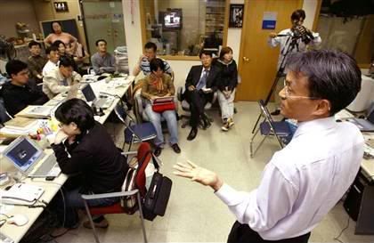 Oh Yean Ho habla con sus periodistas en la sala de redacción. (MSNBC)
