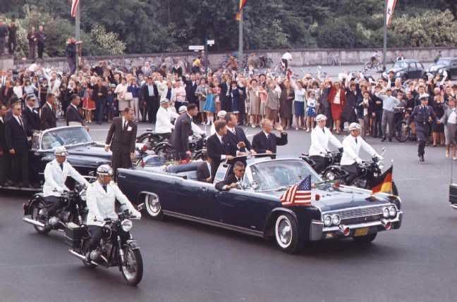 1962-jfkonparade-braving-a-open-lin.jpg