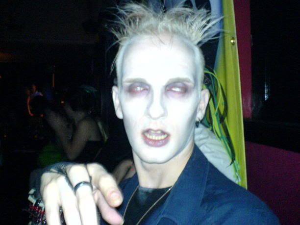 [img width=612 height=459]http://img.photobucket.com/albums/v258/minstar/zombie.jpg[/img]