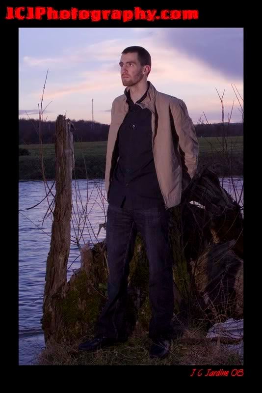 IMAGE: http://img.photobucket.com/albums/v259/miniman2/self2.jpg